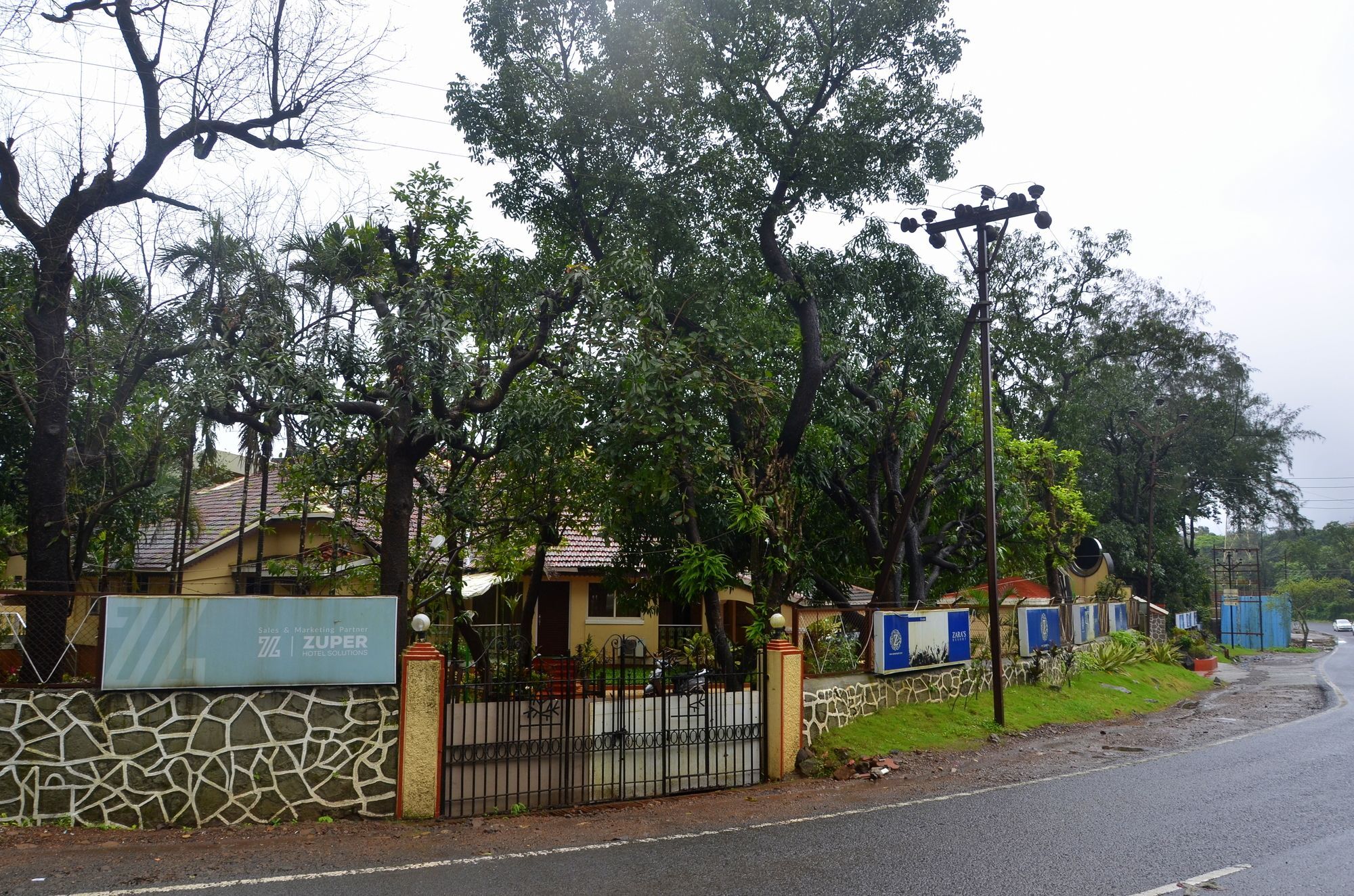 Zaras Resort Lonavala Exteriör bild